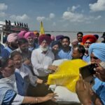 ਸਰੱਬਤ ਦਾ ਭਲਾ ਟਰੱਸਟ ਨੇ ਸਰਹੱਦੀ ਪਿੰਡਾਂ ‘ਚ 20 ਟਨ ਪਸ਼ੂ-ਚਾਰਾ ਵੰਡਿਆ